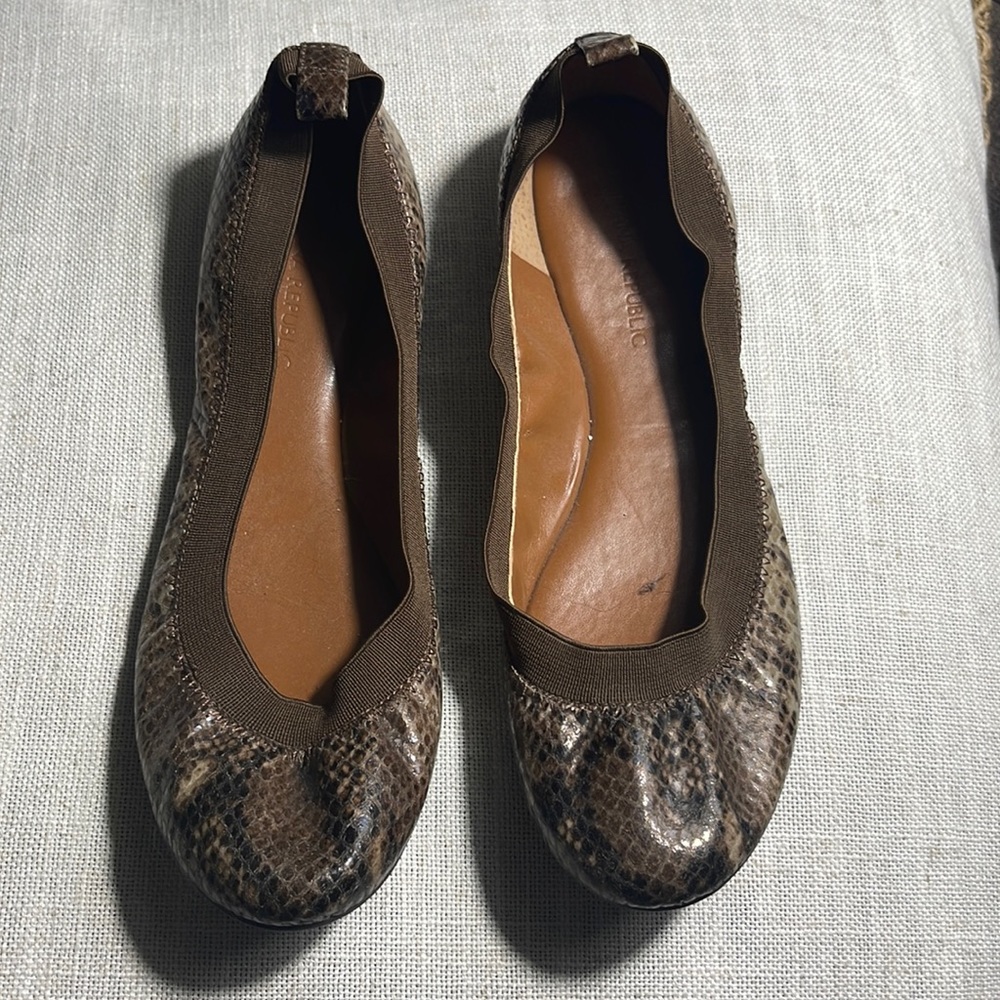 Banana Republic Flats - NEW